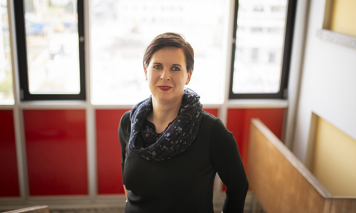 Britta Breser steht im Stiegenhaus