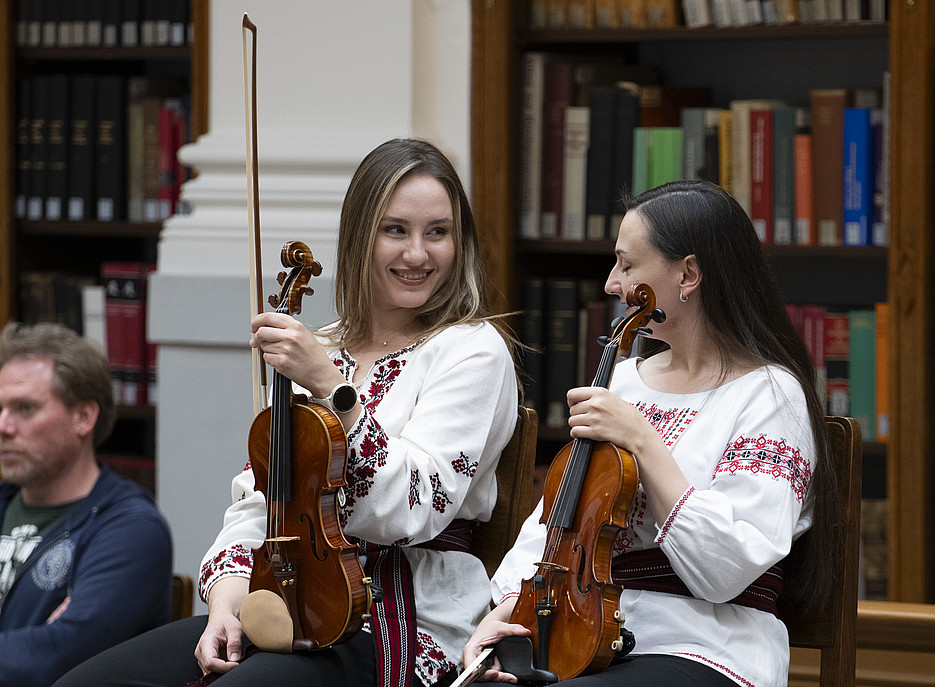 zwei Musikerinnen mit Geige ©Uni Graz/Tzivanopoulos