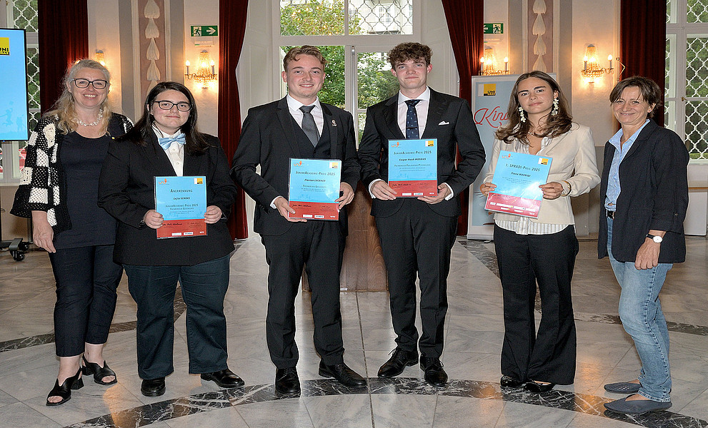 Gruppenfoto im Meerscheinschlössl nach der Verleihung des JuniorAcademic- und des SPRADI-Preises mit den Gewinner:innen, Vizerektorin Catherine Walter-Laager und Gemeinderätin Barbara Gartner-Hofbauer