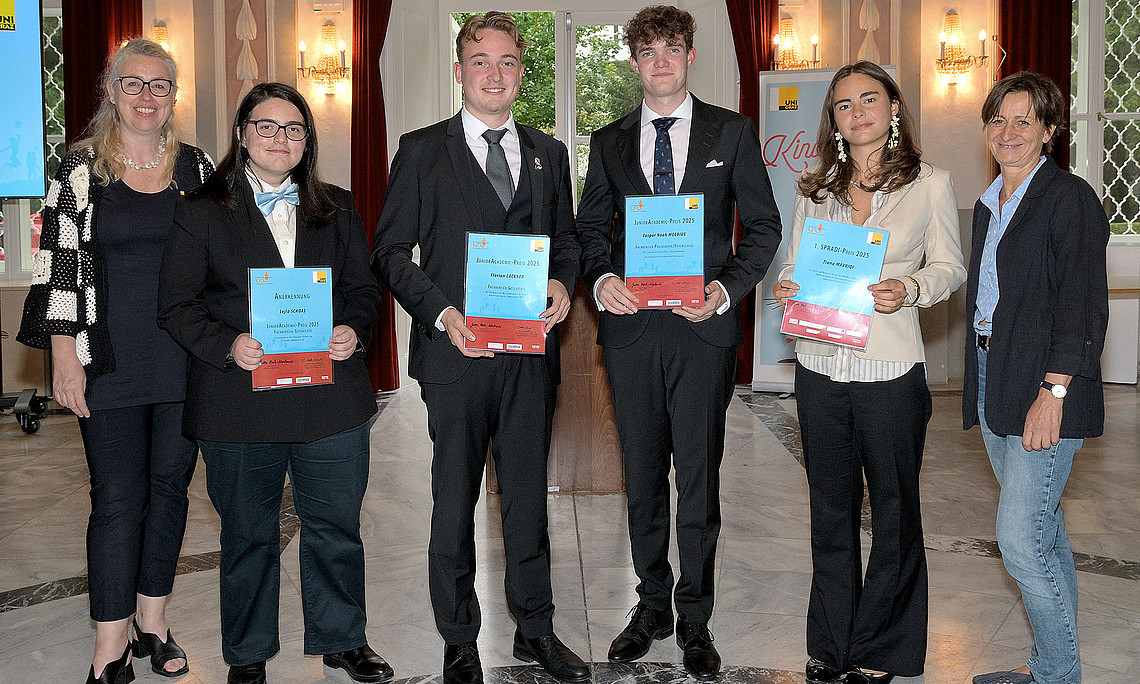 Group photo at Meerscheinschlössl after the JuniorAcademic and SPRADI Prize ceremony with the winners, Vice-Rector Catherine Walter-Laager and local councillor Barbara Gartner-Hofbauer
