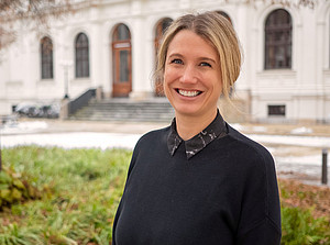 Lisa Heschl in the inner courtyard of the University of Graz ©Uni Graz/Radlinger