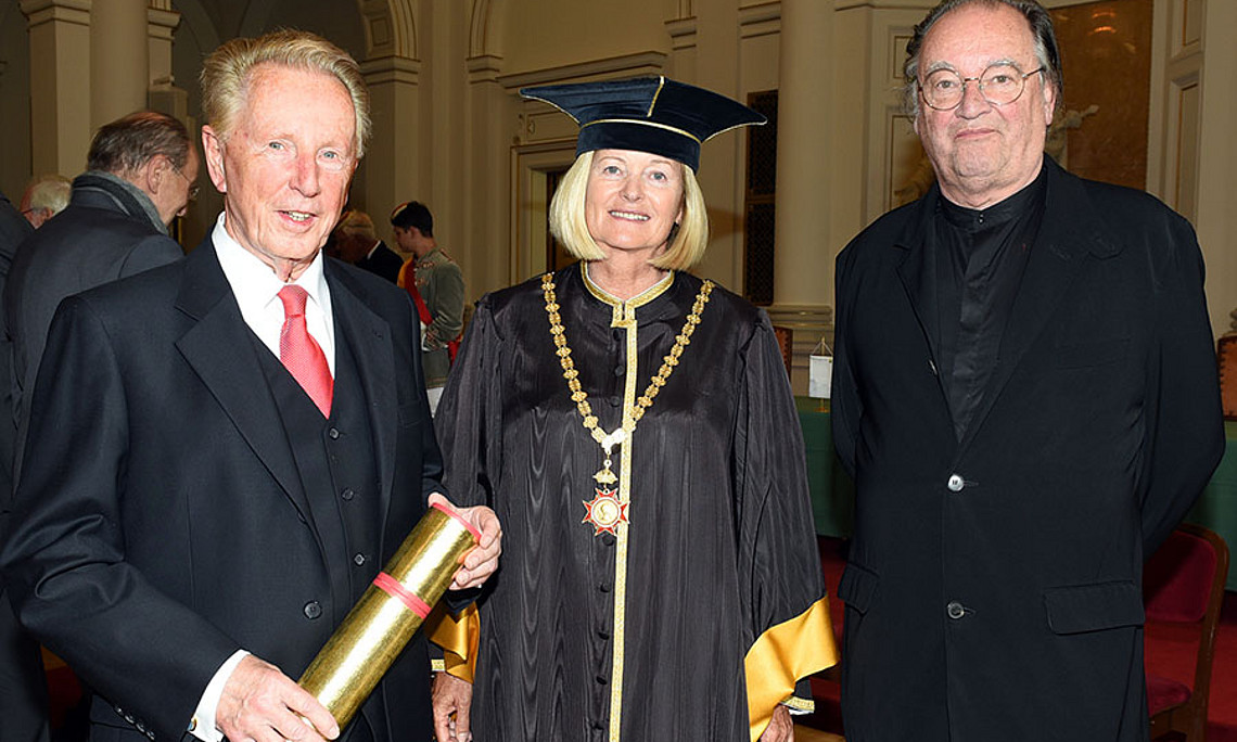 Rektorin Christa Neuper mit Günther Ziesel (l.) und Gerfried Sperl, die am 27. Mai 2017 gemeinsam mit 30 weiteren AbsolventInnen der Universität Graz das „Goldene Doktordiplom“ erhielten. Foto: Uni Graz/Pichler