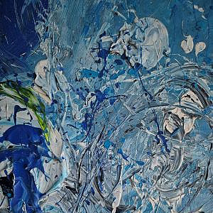 ein abstraktes Kunstwerk in verschiedenen Blautönen