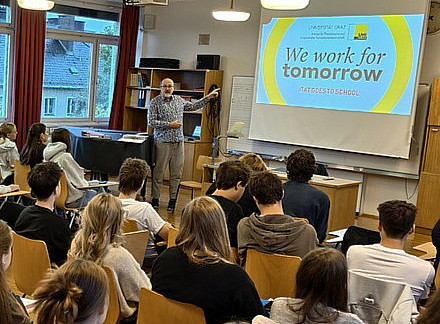 Professor präsentiert vor Schülergruppe 