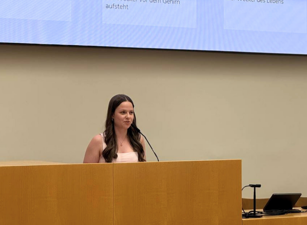 Katja Andrich vom BG/BRG/BORG Köflach sprach in ihrer Rede „Unsere Zukunft beginnt jetzt – warum wir für Europa aufstehen müssen“ über die Zukunft Europas und die Verantwortung junger Menschen. ©Uni Graz/Plattner