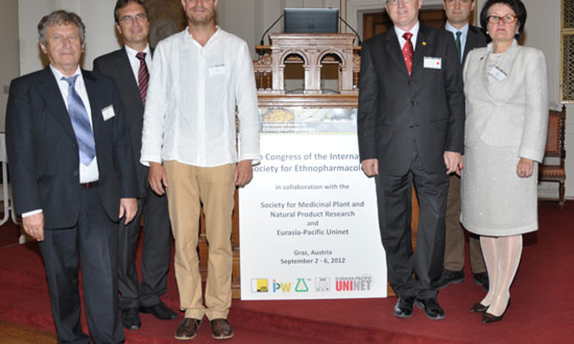 Wolf-Dieter Rausch, Vizepräsident des Eurasia-Pacific-Uninet, Vizerektor Peter Riedler, Marco Leonti, Präsident der International Society of Ethnopharmacology, Rudolf Bauer, Leiter des Instituts für Pflanzenwissenschaften der Uni Graz und Vorsitzender 