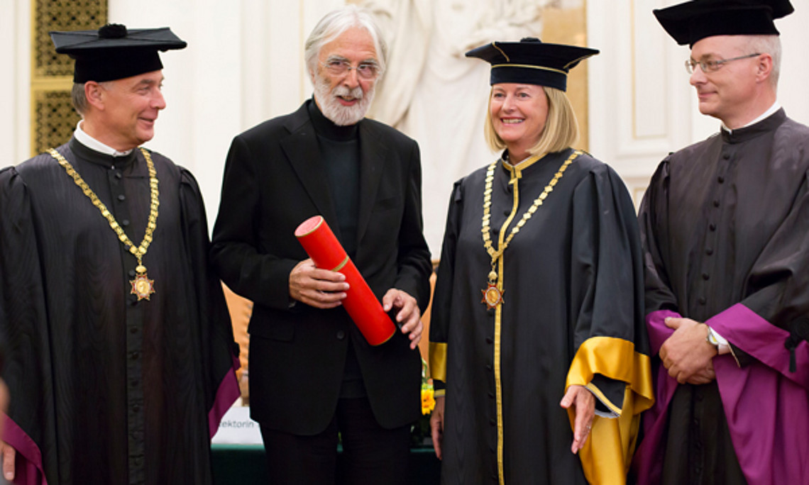 Ehrenpromotion an der Uni Graz: Dekan Hans-Ferdinand Angel, Ehrendoktor Michael Haneke, Rektorin Christa Neuper und Vizedekan Christian Wessely (v.l.) Fotos: Marija Kanizaj