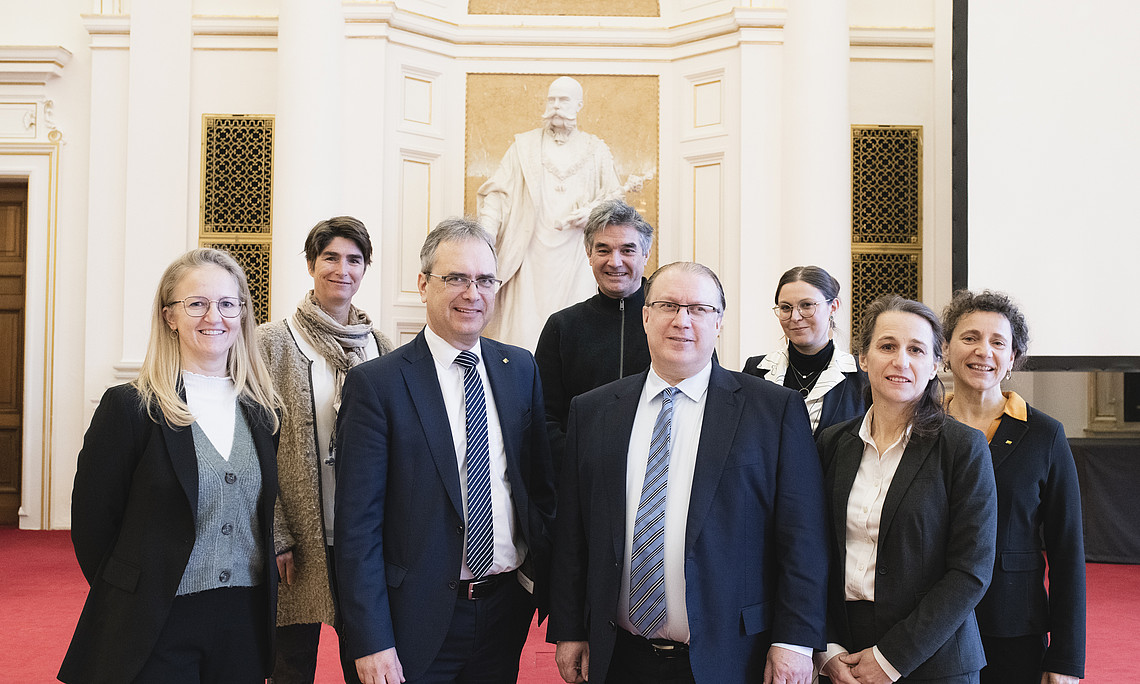 Auf Stippvisite an der Uni Graz: Der Botschafter Kanadas in Österreich, S.E. Troy Lulashnyk (4. von rechts), mit seinen Mitarbeiterinnen Felicitas Lang und Stefanie von Westarp. Rektor Peter Riedler sowie die Vizerektor:innen Mireille van Poppel und Joachim Reidl, Tanja Zöhrer (links) und Doris Knasar (Büro für Internationale Beziehungen) begrüßten die Delegation. Foto: Uni Graz/Tzivanopoulos