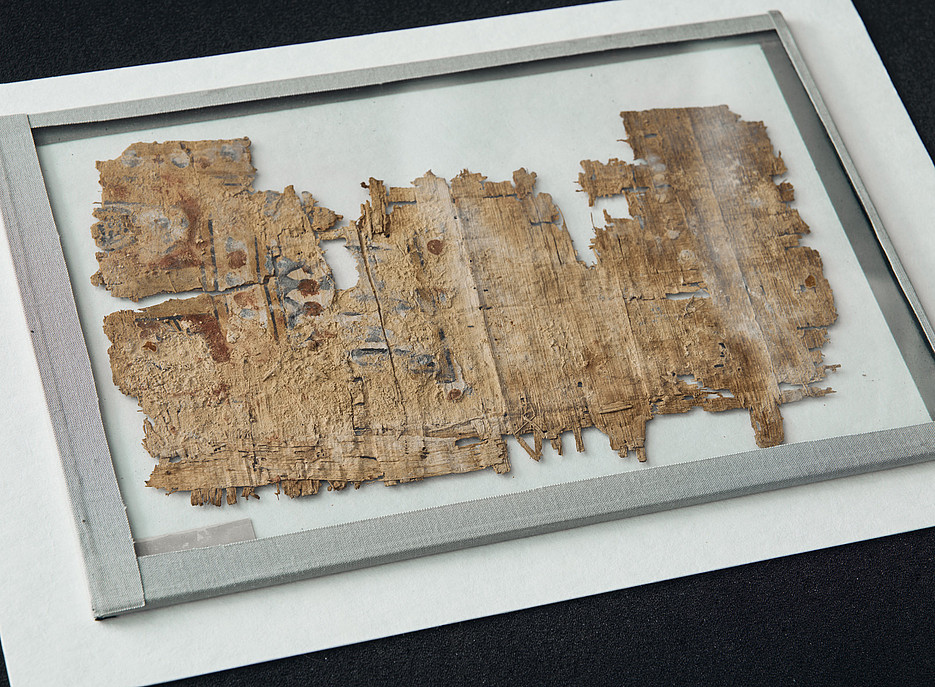 Papyrus-Fragment hinter Glas © 