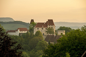 Südansicht des Schloss Seggau auf einem Hügel umgeben von Bäumen ©Stefan Kristoferitsch