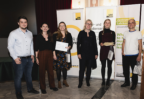 Anerkennungspreise für Sandra Grinschgl (3. von links) sowie für Anna Wilhelm und Dirk Raith (2. und 1. von rechts) Foto: Uni Graz/Vilgut