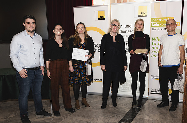 Anerkennungspreise für Sandra Grinschgl (3. von links) sowie für Anna Wilhelm und Dirk Raith (2. und 1. von rechts) Foto: Uni Graz/Vilgut ©Uni Graz/Vilgut