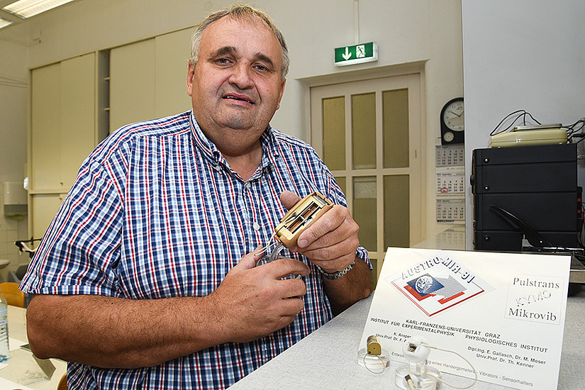 Kurt Ansperger mit dem Portotypen des Handergometer, mit dem Franz Viehböck vor 25 Jahren ins Weltall flog. Foto: Uni Graz/Tzivanopoulos