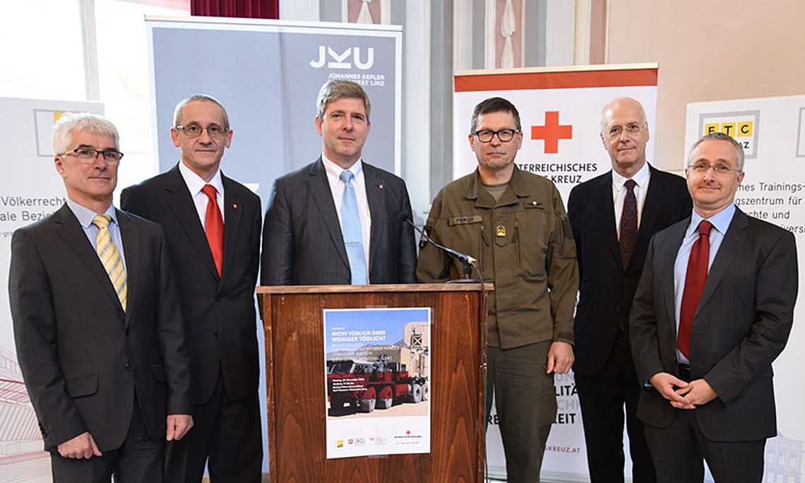 Karl Edlinger, Österreichisches Bundesheer, Sigmar Stadlmeier, JKU Linz, Dr. Bernhard Schneider, ÖRK, Franz Pirker, Österreichisches Bundesheer, Helmut Tichy, BMEIA/Uni Graz und Gerd Oberleitner, Uni Graz. Foto: Uni Graz/Kastrun. 