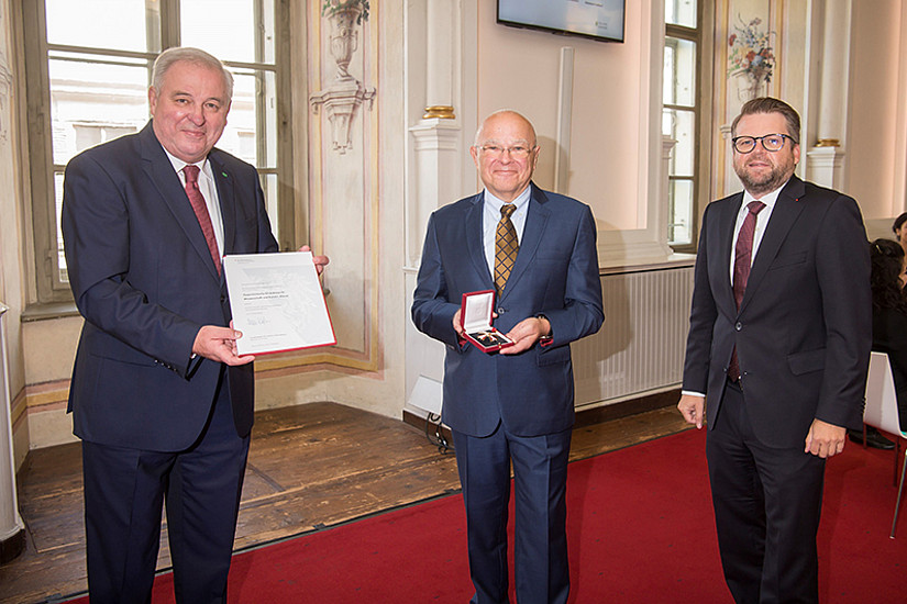 Joseph Marko (Mitte) erhielt das Österreichische Ehrenkreuz für Wissenschaft und Kunst 1. Klasse, überreicht wurde es von LH Hermann Schützenhöfer (links). Foto: Land Steiermark/Foto Fischer. 
