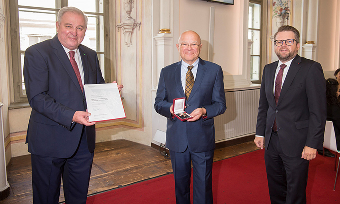 Joseph Marko (Mitte) erhielt das Österreichische Ehrenkreuz für Wissenschaft und Kunst 1. Klasse, überreicht wurde es von LH Hermann Schützenhöfer (links). Foto: Land Steiermark/Foto Fischer. 