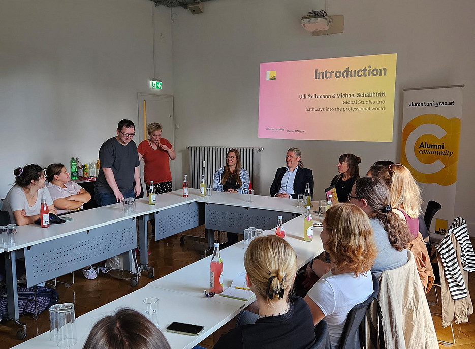 Personen sitzen an einem Tisch und reden miteinander ©Viktoria Schett