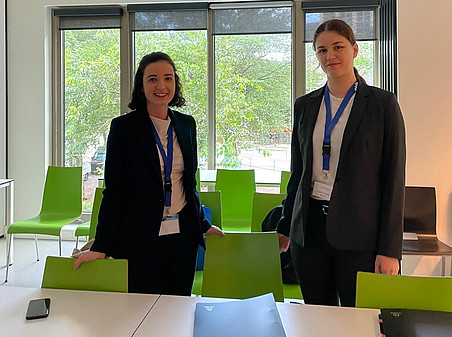 Zwei Personen hinter einem Tisch stehend ©Anna Lena Hörzer