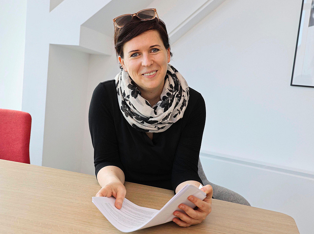 Britta Breser an einem Tisch sitzend mit Unterlagen in der Hand und Sonnenbrille nach hinten auf den Kopf geschoben ©Christian Jauschowetz