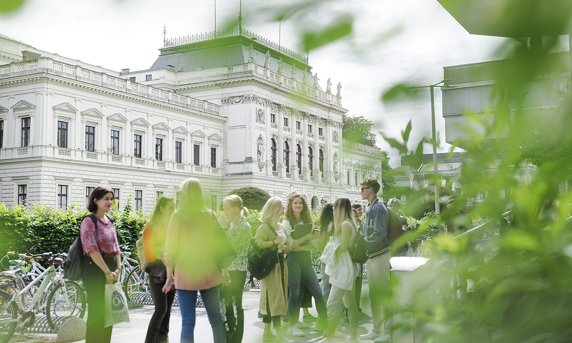 Students in front of the main building of the University of Graz