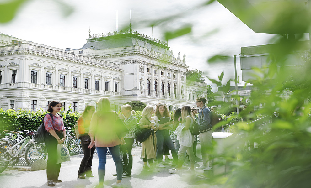 Studierende vor dem Hauptgebäude der Universität Graz