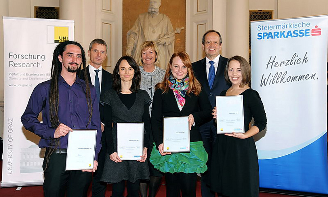 Jörg Peter Lichtenegger, Zorica-Iva Siročić, Thurid Mannel und Marie Dücker (1. Reihe v.l.) mit Friedrich Santner, Christa Neuper und Othmar Ederer (2. Reihe v.l.) Foto: cp-pictures/Uni Graz