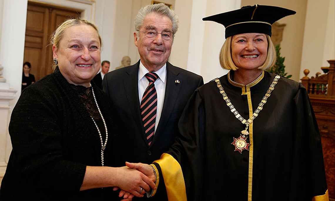 Der Ehrenring der Republik für eine ausgezeichnete Spitzenleistung: Bundespräsident Heinz Fischer und Rektorin Christa Neuper mit der Sub Auspiciis Promovendin Dr. Elisabeth Brenner. Fotos: Uni Graz/Scheriau. 