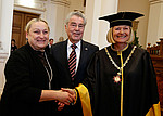 Der Ehrenring der Republik für eine ausgezeichnete Spitzenleistung: Bundespräsident Heinz Fischer und Rektorin Christa Neuper mit der Sub Auspiciis Promovendin Dr. Elisabeth Brenner.