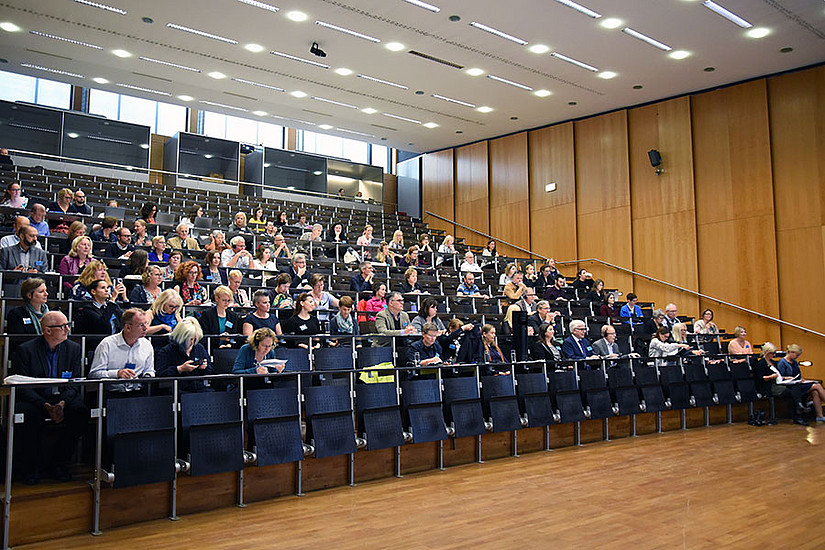 TeilnehmerInnen der PLAIN-Konferenz bei der Eröffnung im RESOWI-Zentrum