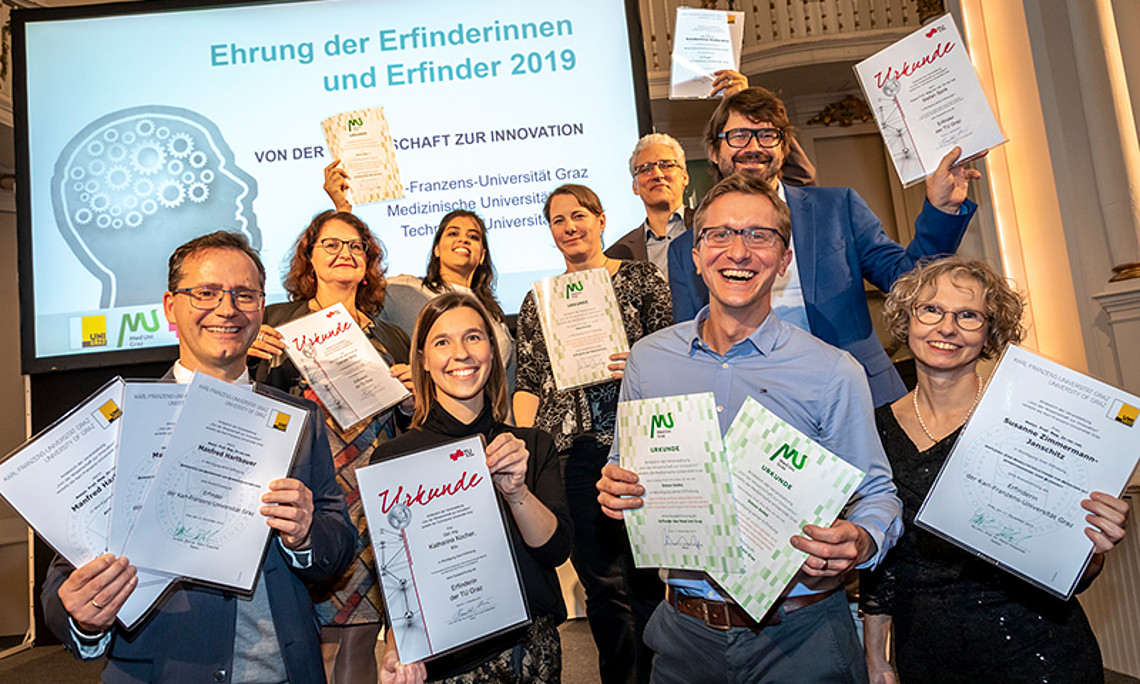 The Graz Universities honoured their inventive scientists, among them Manfred Hartbauer (Uni Graz, front row, from left), Katharina Kocher (TU Graz), Simon Sedej (Med Uni Graz) and Susanne Zimmermann-Janschitz (Uni Graz) as well as Gabriele Berg (TU Graz; 2nd row from left), Shruti Daga, Ellen Heitzer (both Med Uni Graz), Konstantinos Kostarakos (Uni Graz) and Stefan Spirk (TU Graz). © Lunghammer – TU Graz. 