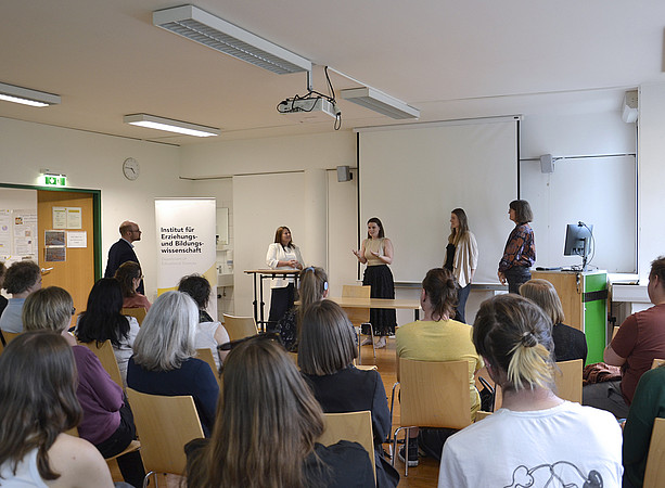 vier Frauen und ein Mann stehen vor eine Menge an Menschen und sprechen ©Uni Graz/Braunegger