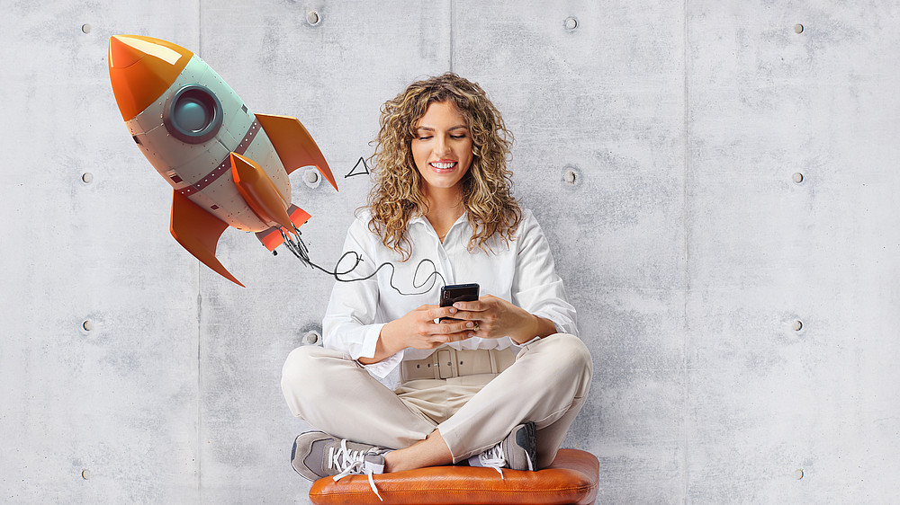 Frau mit Rakete ©Adobe Stock