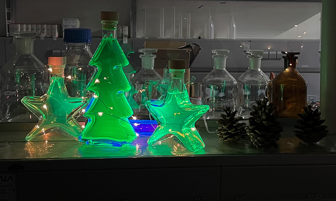 "Oh Tannenbaum" im Chemielabor: Studierende der Uni Graz laden zur virtuellen Weihnachtsshow. Foto: Uni Graz