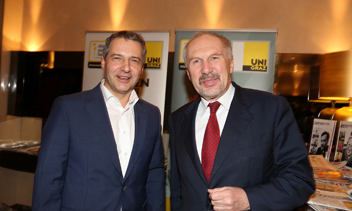 Politik Cafe-Gastgeber Markus Steppan (links) begrüßte am 16. Jänner 2013 Nationalbank-Gouverneur Ewald Nowotny