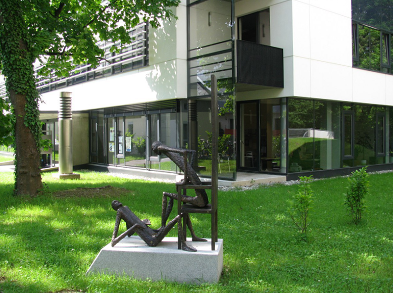 Statue vor dem Gebäude des Trainingszentrums für Menschenrechte der Uni Graz ©Uni Graz