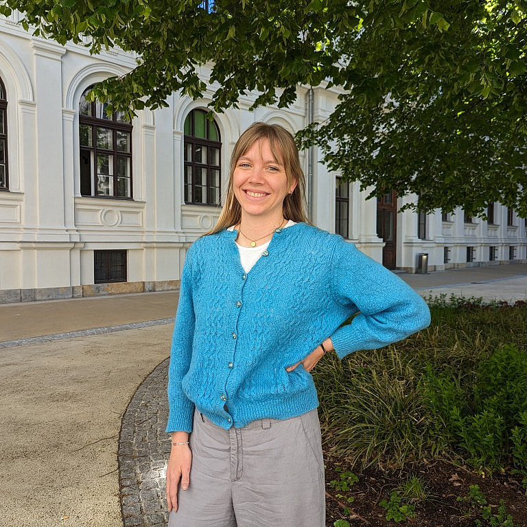 Frau Eder im Innenhof der Uni Graz