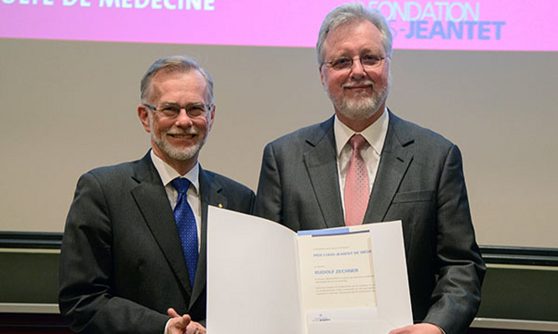 Rudolf Zechner (r.) mit Prof. Göran K. Hansson, Präsident des wissenschaftlichen Komitees der Fondation Louis-Jeantet, bei der Preisverleihung in Genf. Foto: Fondation Louis-Jeantet 