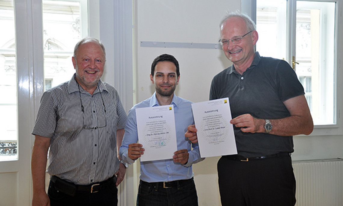Helmut Eberhart zeichnete Thomas Pölzler für seine hervorragende Masterarbeit und Lukas Meyer als den Betreuer aus. Foto: Uni Graz/Eklaude
