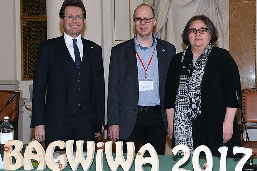 Vizerektor Martin Polaschek, Thomas Bertram, Vorsitzender der BAG WiWA, und Andrea Waxenegger, Leiterin des Zentrums für Weiterbildung der Uni Graz (v.l.) bei der Eröffnung der Tagung in der Aula. Fotos: Uni Graz/Pichler