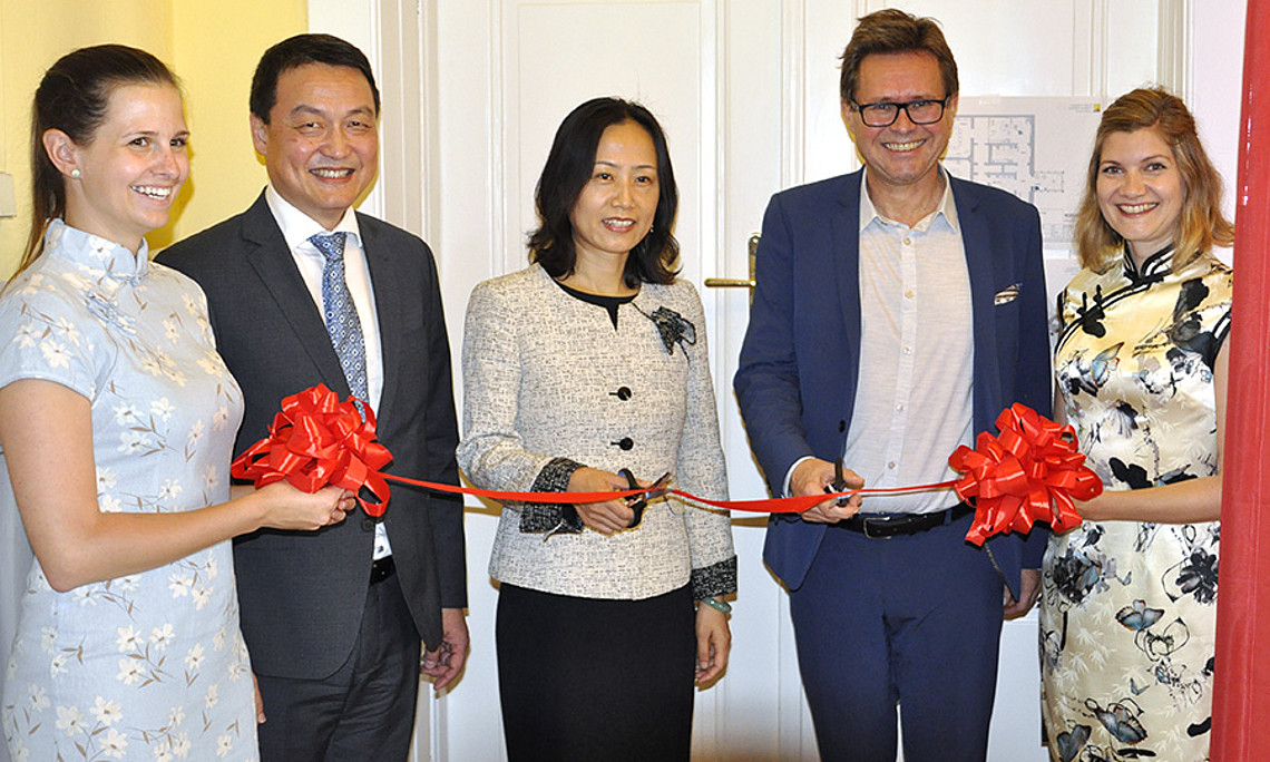 Eröffnung des vergrößerten Konfuzius-Instituts: Barbara Bednarz, Wan Jie Chen, Jing Wie, Martin Polaschek, Eva Gföller (v. l.) Fotos: Uni Graz/Schweiger 