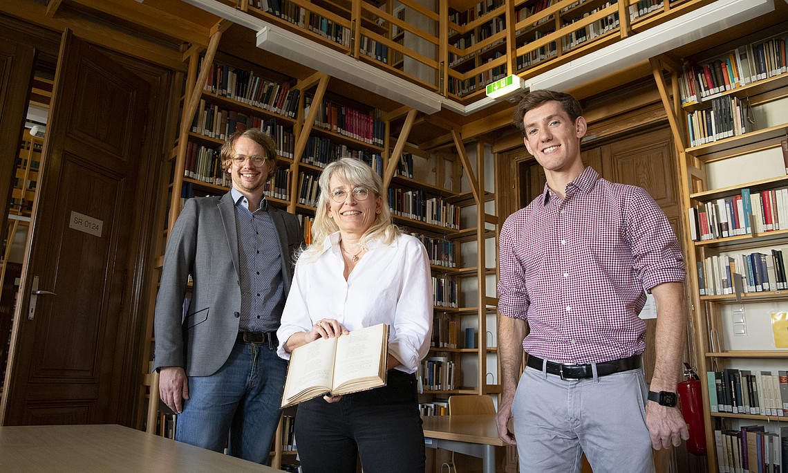 Sind den Dichtern der Antike auf der Spur: Markus Hafner, Ursula Gärtner und Christopher Londa. Foto: Uni Graz/Tzivanopoulos