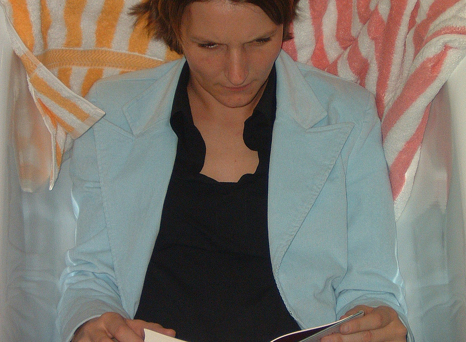 bookolino 2004: Bettina Deutsch-Dabernig liest "Die Mitte der Welt" von Andreas Steinhöfel in der bookolino-Badewanne ©    
