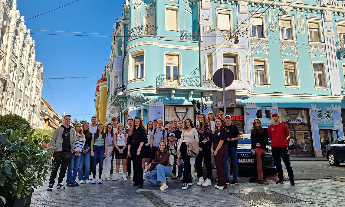Gruppe vor Haus