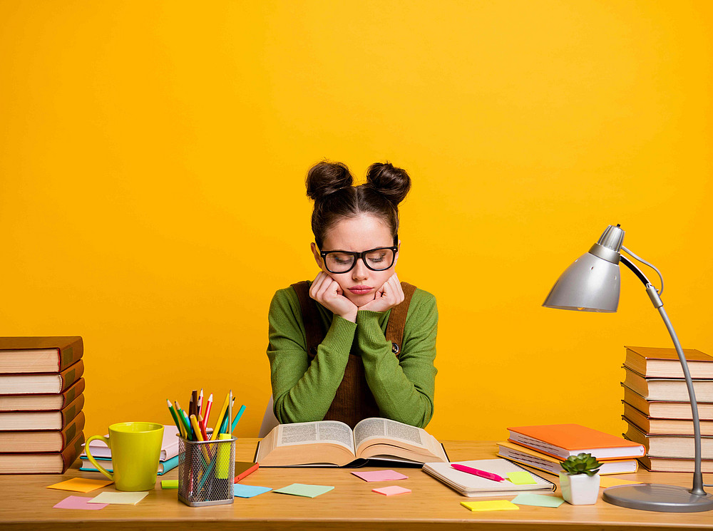 Pupil sits at her desk and practises scientific writing ©stock.adobe.com/deagreez 