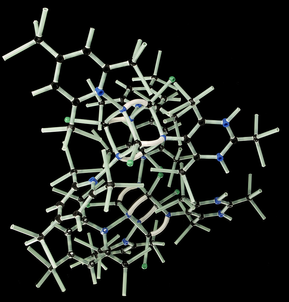Molekülartige Struktur auf schwarzem Hintergrund.