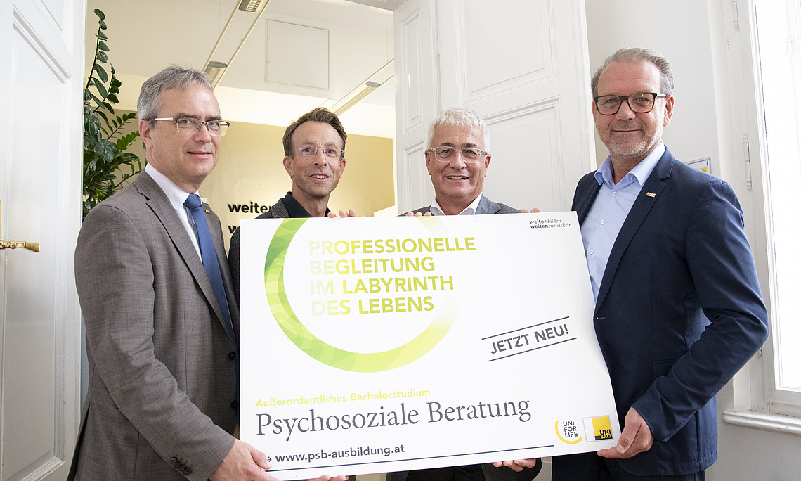 Peter Riedler, Rektor der Universität, Stephan Witzel, Geschäftsführer UNI for LIFE, Andreas Schnider, stellvertretender wissenschaftlicher Leiter des Studiums und Andreas Herz, Obmann des Fachverbands Personenberatung und Personenbetreuung von der Wirtschaftskammer, stellen das neue Bachelorstudium Psychosoziale Beratung vor.