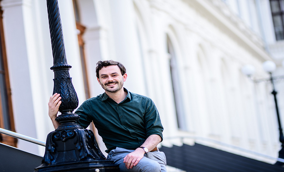Lukas Spielhofer im Innenhof der Uni Graz