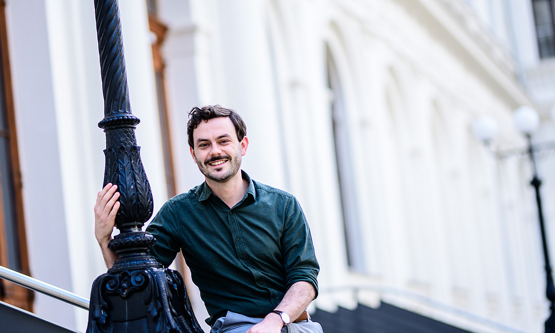Lukas Spielhofer im Innenhof der Uni Graz