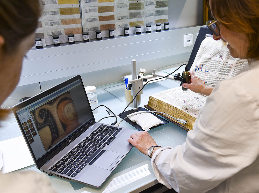 Autopsie mittels Mikroskopkamera an Handschrift ©Uni Graz/Schwarz