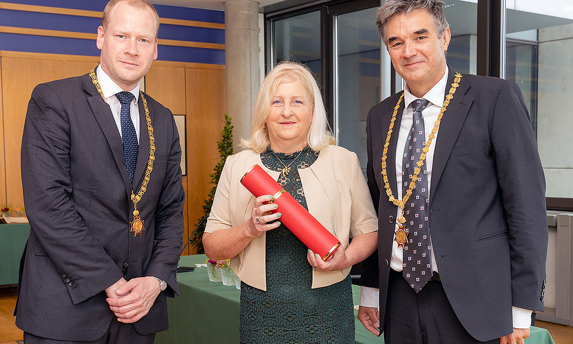 Ehrendoktorin Vesna Rijavec mit Vizerektor Joachim Reidl (r.) und Dekan Christoph Bezemek. Foto: Gasser